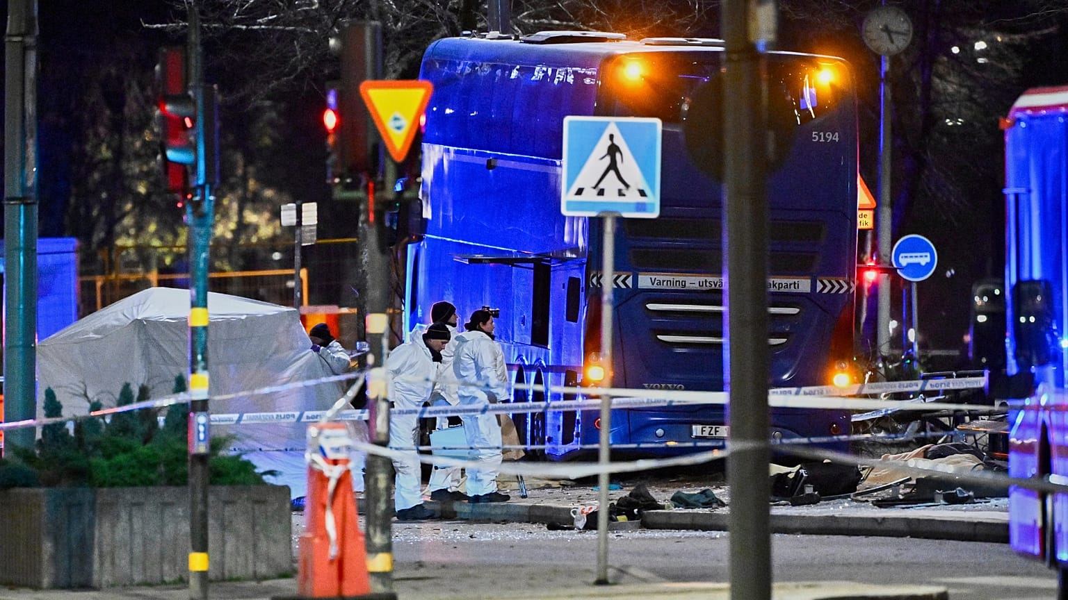 Policja stoi na miejscu wypadku, gdzie piętrowy autobus uderzył w przystanek w Sztokholmie w piątek, 14 listopada 2025 r.