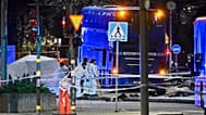 Policja stoi na miejscu wypadku, gdzie piętrowy autobus uderzył w przystanek w Sztokholmie w piątek, 14 listopada 2025 r.