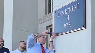 Hegseth felcsavarozza az új táblát