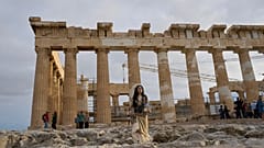 سياح يزورون معبد البارثينون في أثينا، الجمعة، 31 أكتوبر 2025.