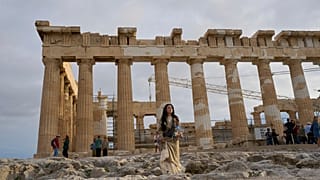 سياح يزورون معبد البارثينون في أثينا، الجمعة، 31 أكتوبر 2025.