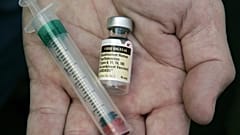   طبيب يحمل قارورة لقاح فيروس الورم الحليمي البشري (HPV) جارداسيل في شيكاغو في 28 أغسطس 2006.  