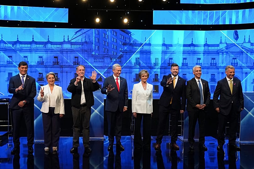 Los candidatos, el 26 de octubre. De izquierda: Franco Parisi, Jeannette Jara, Eduardo Artes, José Antonio Kast, Evelyn Matthei, Johannes Kaiser y Marco Enríquez-Ominami.