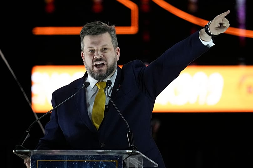 El candidato Johannes Kaiser, del Partido Libertario Nacional, habla durante un mitin previo a las próximas elecciones generales, en Santiago de Chile, el 12 de noviembre.