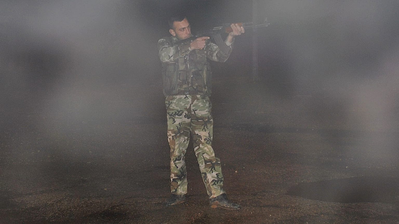 منشق عن الجيش السوري في أحد شوارع محافظة حمص وسط سوريا، يوم الأربعاء 25 يناير/كانون الثاني 2012. 