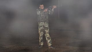 منشق عن الجيش السوري في أحد شوارع محافظة حمص وسط سوريا، يوم الأربعاء 25 يناير/كانون الثاني 2012. 