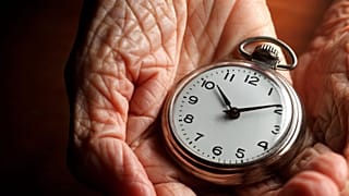  العلماء يكشفون الرابط بين صراعات المراهقة والشيخوخة المبكرة