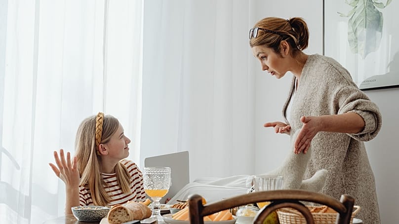 أم تدخل في نقاش حاد مع ابنتها المراهقة