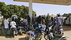 Des personnes font la queue avec leurs motos à une station-service en raison d'une pénurie de carburant à Bamako, le 7 octobre 2025.