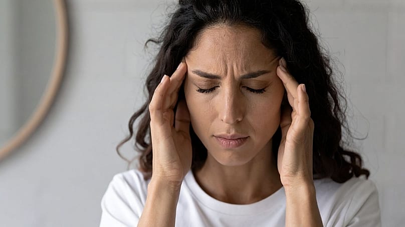 امرأة تعاني من الصداع