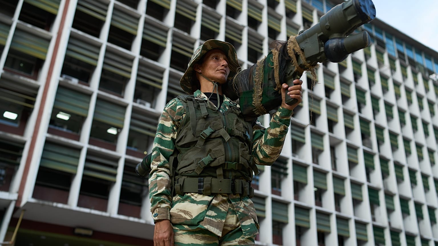 شبه‌نظامی بولیواری در یک راهپیمایی سازماندهی‌شده توسط دولت علیه دخالت خارجی در کاراکاس، ونزوئلا، پنجشنبه، اکتبر ۲۰۲۵