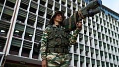 شبه‌نظامی بولیواری در یک راهپیمایی سازماندهی‌شده توسط دولت علیه دخالت خارجی در کاراکاس، ونزوئلا، پنجشنبه، اکتبر ۲۰۲۵
