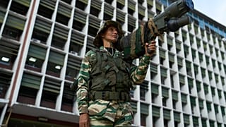 شبه‌نظامی بولیواری در یک راهپیمایی سازماندهی‌شده توسط دولت علیه دخالت خارجی در کاراکاس، ونزوئلا، پنجشنبه، اکتبر ۲۰۲۵