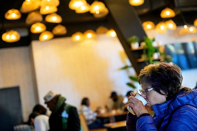 Mujer tomando un café (Imagen de archivo)