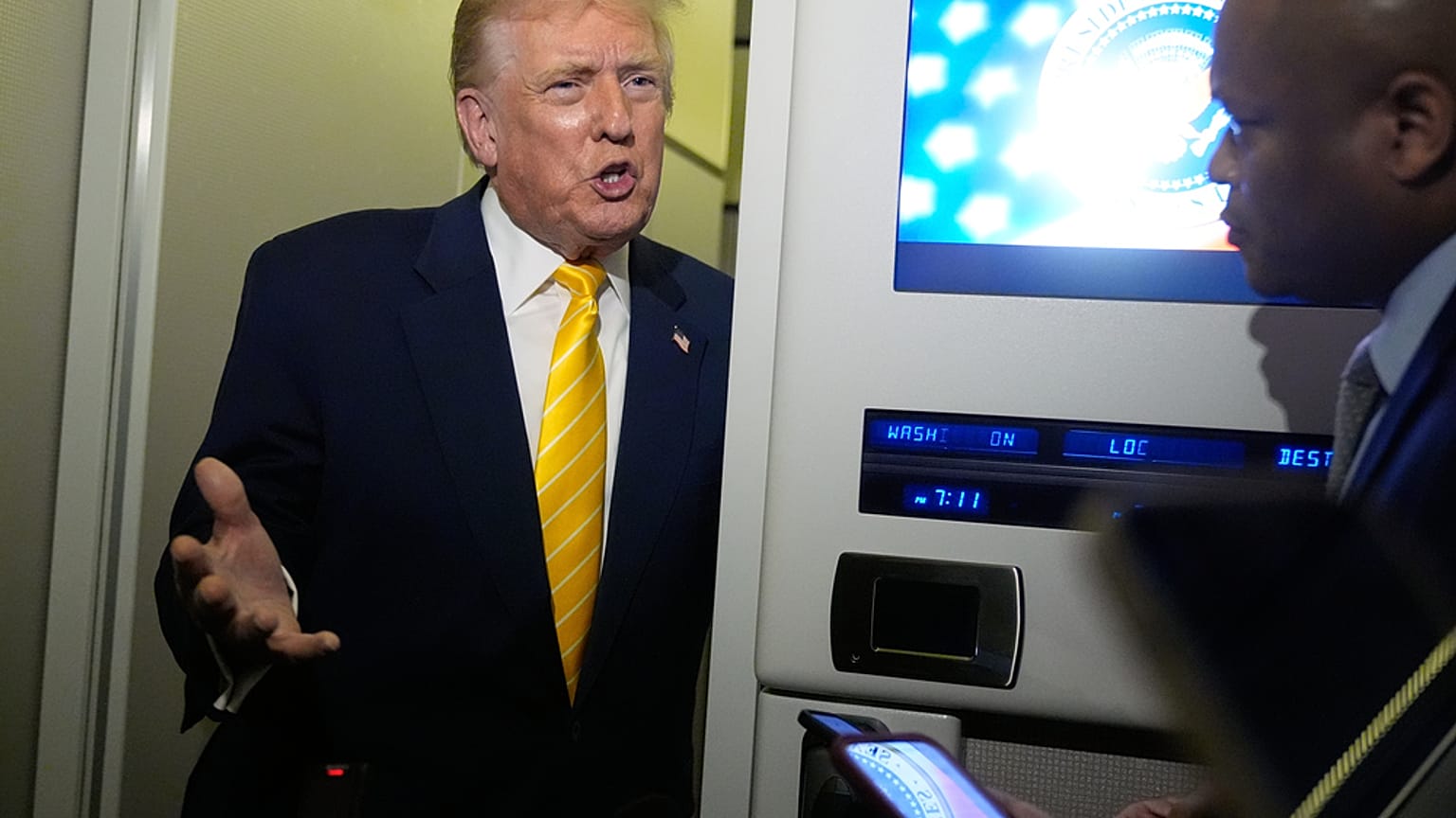 الرئيس دونالد ترامب يتحدث إلى الصحفيين على متن الطائرة الرئاسية (Air Force One) في طريقه إلى مقرّه مار-أ-لاجو في بالم بيتش بولاية فلوريدا، يوم الجمعة 14 نوفمبر 2025. 