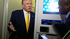 الرئيس دونالد ترامب يتحدث إلى الصحفيين على متن الطائرة الرئاسية (Air Force One) في طريقه إلى مقرّه مار-أ-لاجو في بالم بيتش بولاية فلوريدا، يوم الجمعة 14 نوفمبر 2025. 