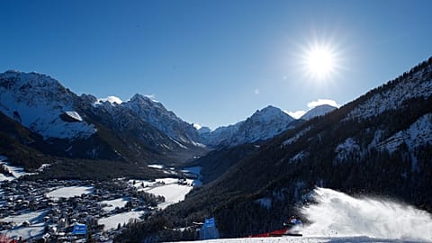 Imagen simbólica. La austriaca Stephanie Brunner durante el eslalon gigante femenino de la Copa del Mundo de Esquí Alpino en la estación de esquí de Kronplatz en San Vigilio di Marebbe, Italia, el 23 de enero de 2018.