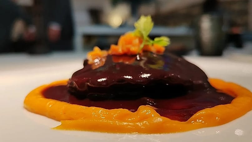Carillera al vino sobre boniato con texturas - Restaurante Chirón