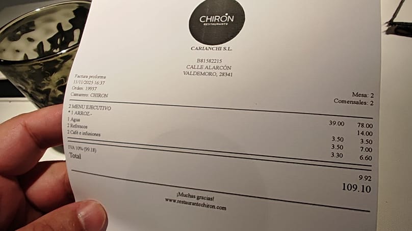 Precio final dos personas con extra de socarrat, dos bebidas, agua y cafés