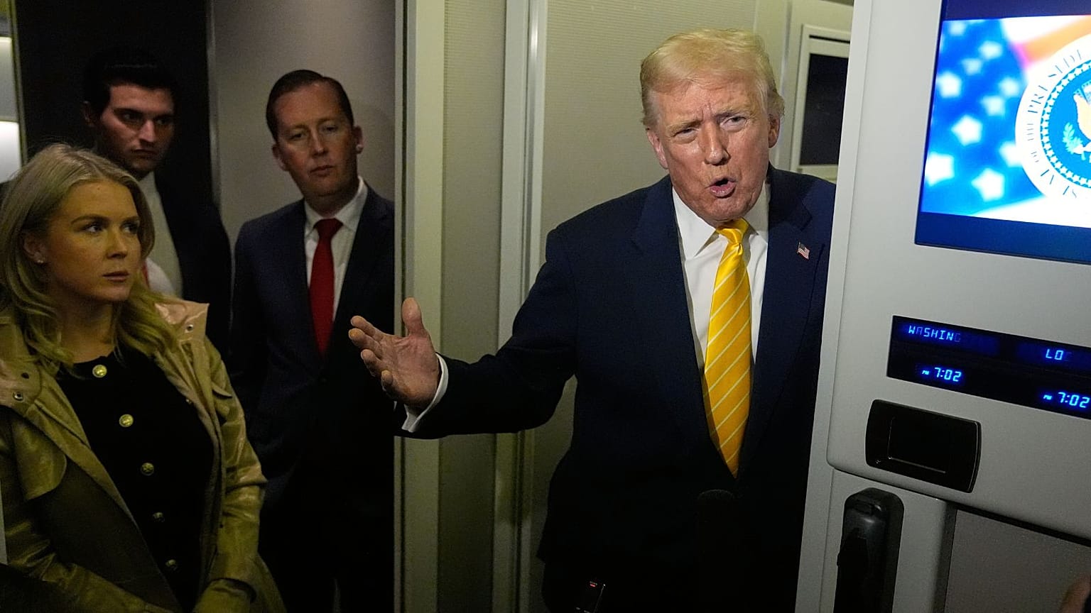 ترامپ در هواپیمای ریاست جمهوری آمریکا با خبرنگاران