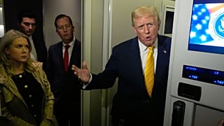 ترامپ در هواپیمای ریاست جمهوری آمریکا با خبرنگاران