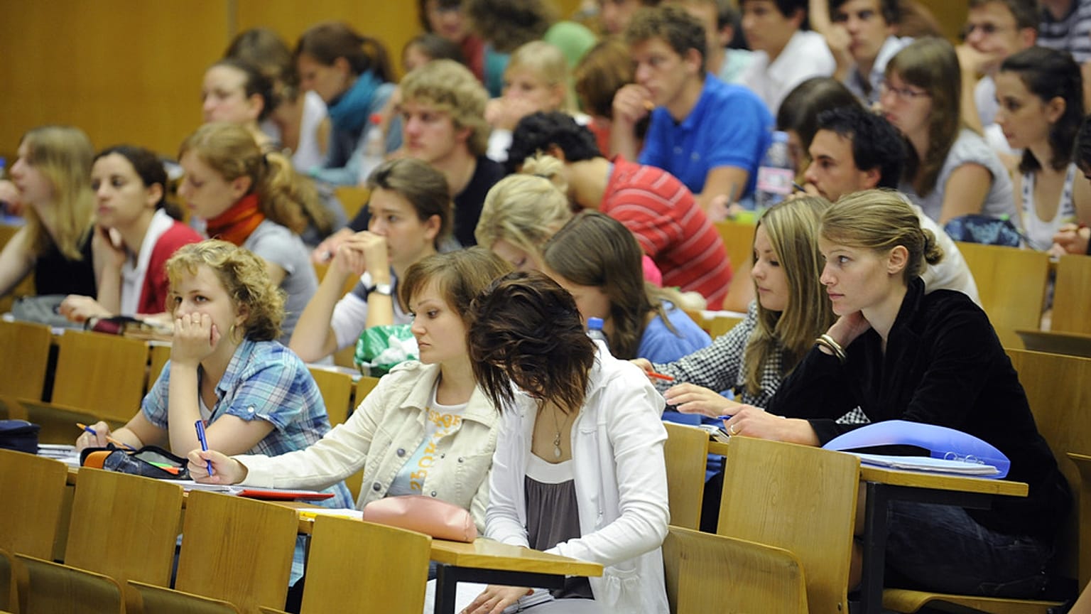 الطلاب يحضرون محاضرة في جامعة إبرهارد كارل في توبنغن، جنوب ألمانيا. (صورة أسوشيتد برس/دانييل مورر)