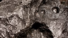 Symbolfoto: Ein Detail des Meteoriten von Saint-Aubin, ausgestellt im Auktionshaus Drouot in Paris, Samstag, 19. Oktober 2019.