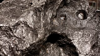 Symbolfoto: Ein Detail des Meteoriten von Saint-Aubin, ausgestellt im Auktionshaus Drouot in Paris, Samstag, 19. Oktober 2019.
