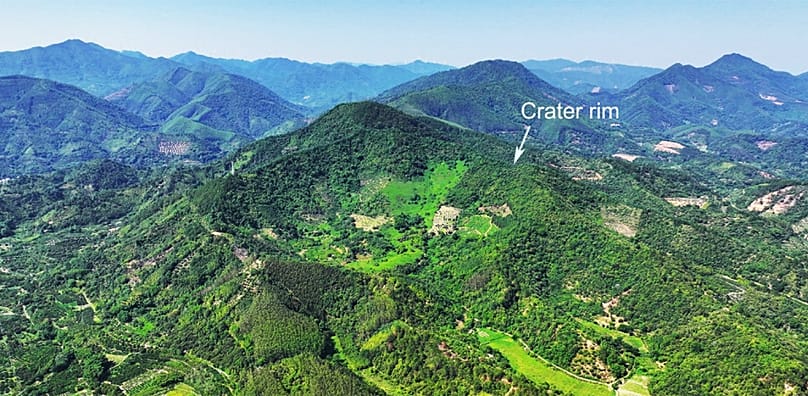 Blick auf den Jinlin-Krater in Südchina - eine 900 Meter große Senke.