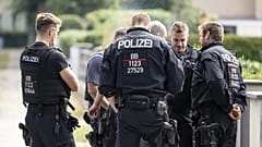 Alman polis memurları Teltow'da yabani bir hayvanı arıyor, 20 Temmuz 2023.