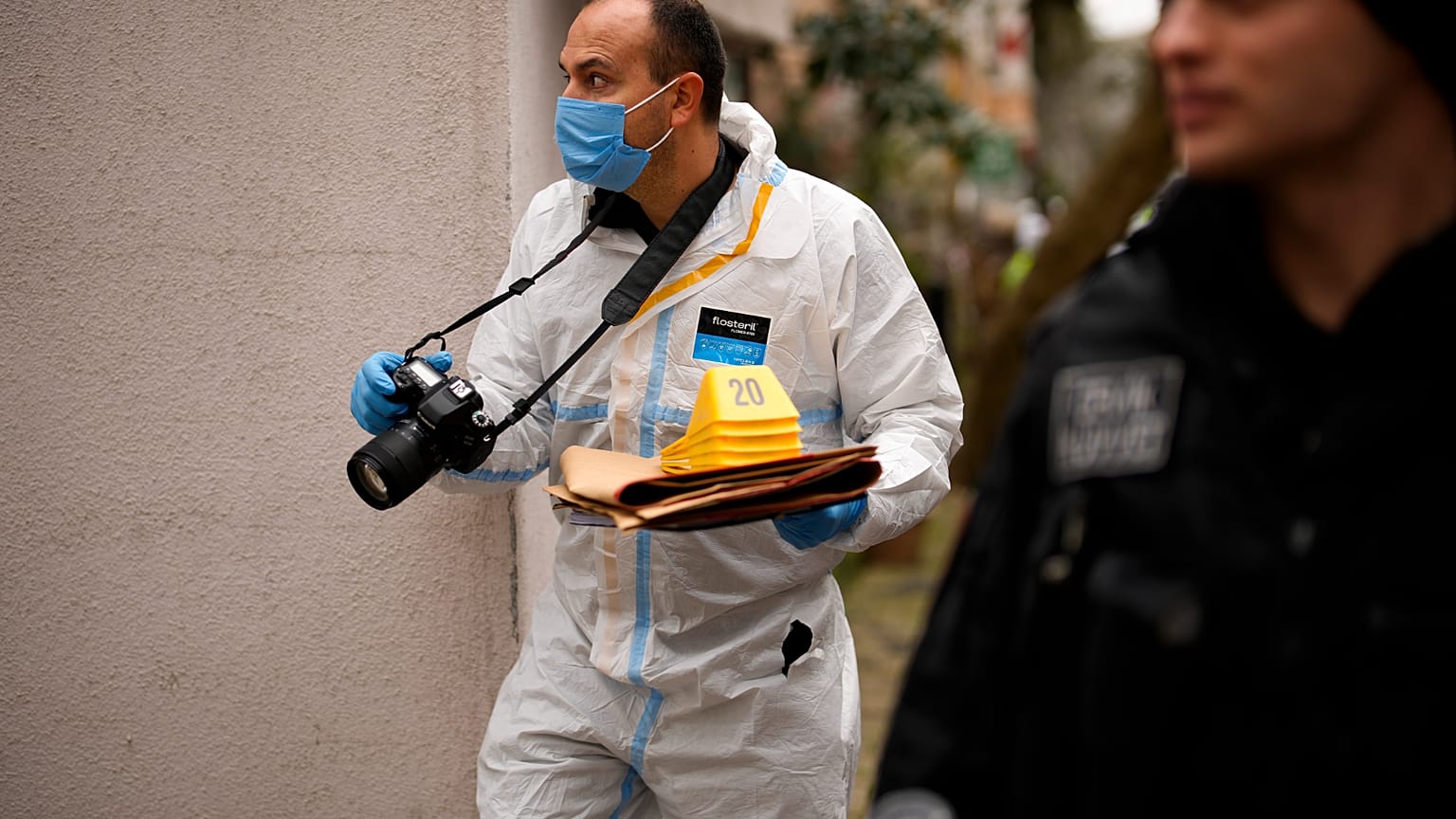 Symbolfoto. Ein forensischer Mitarbeiter der türkischen Polizei arbeitet in der Nähe der Kirche Santa Maria in Istanbul, Türkei, Sonntag, 28. Januar 2024.