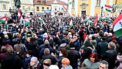 Birkaç saat arayla Győr'de iktidar ve muhalefet partileri için birer kampanya etkinliği düzenlendi.