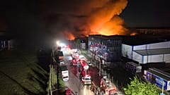 Los bomberos intervienen en un gran incendio en una zona industrial de las afueras de Buenos Aires
