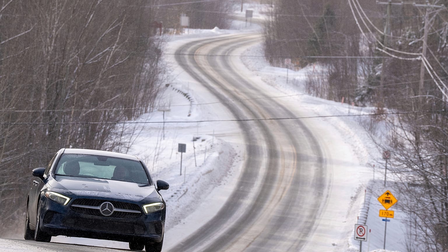 Symbolfoto. Ein Auto ist am Dienstag, den 21. Januar 2025, auf einer verschneiten Straße in Orford, Québec, zu sehen.