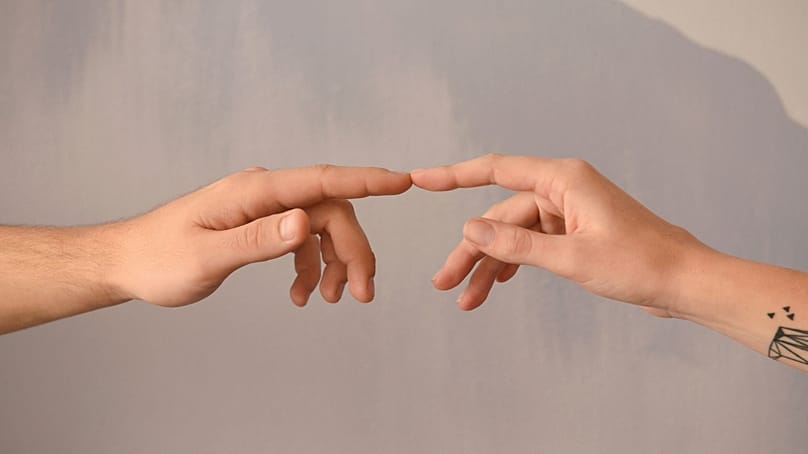 يدان تقتربان من بعضهما بأصابع تتلامس بخفة عند أطرافها.