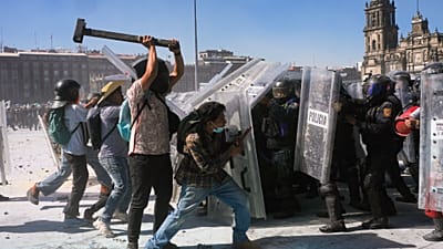 متظاهرون يهاجمون الشرطة خلال مسيرة شبابية مناهضة للحكومة في مكسيكو سيتي، السبت 15 نوفمبر 2025.