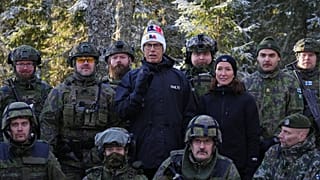 الکساندر استوب رئیس‌جمهوری فنلاند (نفر وسط) به همراه همسرش سوزان اینِس-استوب با گروهی از داوطلبان که در یک رزمایش نجات رزمی شرکت کرده بودند، عکس یادگاری می‌گیرند.