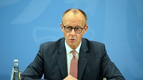 Friedrich Merz szövetségi kancellár tájékoztatja a sajtót a kormánykoalíció vezetőinek találkozója után a berlini kancellári hivatalban 2025. október 9-én