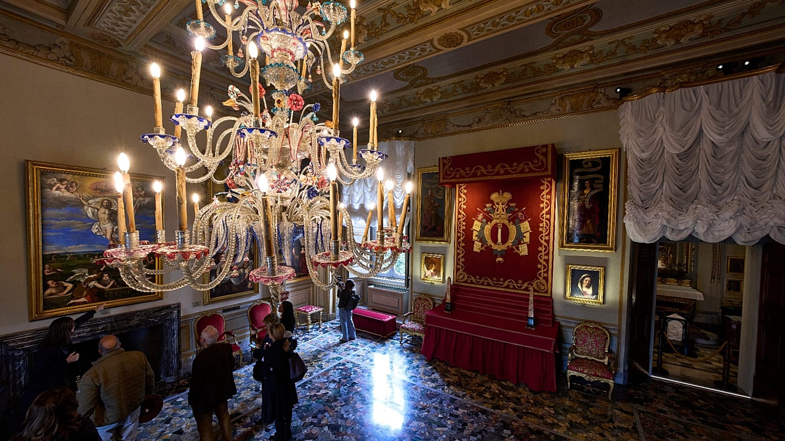 Los periodistas visitan la Sala de la Capilla, con un baldaquino que luce el escudo de la familia Colonna, dentro del Palazzo Colonna, o Palacio Colonna, en Roma