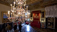 Journalistinnen und Journalisten besuchen den Kapellensaal im Palazzo Colonna in Rom. Dort steht ein Baldachin mit dem Wappen der Familie Colonna.