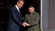 Ο πρόεδρος της Ουκρανίας Βολοντίμιρ Ζελένσκι ανταλλάσσει χειραψία με τον Κυριάκο Μητσοτάκη κατά την επίσκεψή του στην Αθήνα το 2023