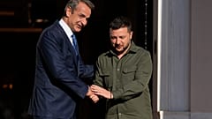 Ο πρόεδρος της Ουκρανίας Βολοντίμιρ Ζελένσκι ανταλλάσσει χειραψία με τον Κυριάκο Μητσοτάκη κατά την επίσκεψή του στην Αθήνα το 2023