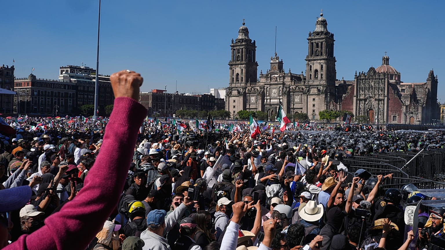 Manifestantes participan en una marcha juvenil contra el Gobierno en Ciudad de México, el sábado.