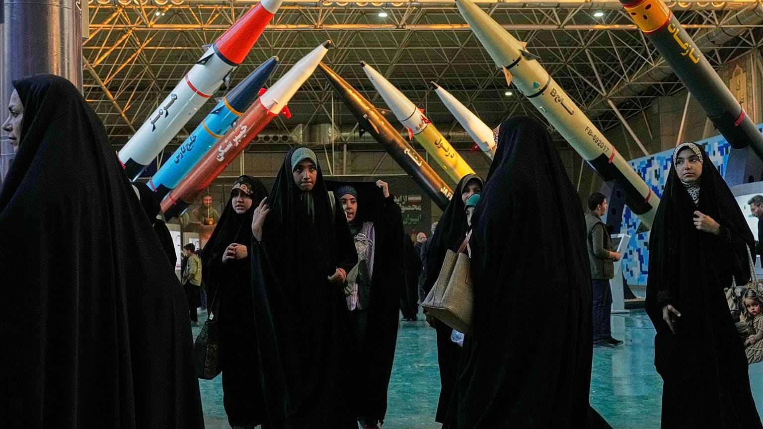 يزور الناس المنتزه الوطني للطيران والفضاء التابع للحرس الثوري، الواقع قرب طهران، إيران، يوم الخميس 13 نوفمبر 2025.