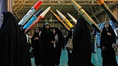 يزور الناس المنتزه الوطني للطيران والفضاء التابع للحرس الثوري، الواقع قرب طهران، إيران، يوم الخميس 13 نوفمبر 2025.