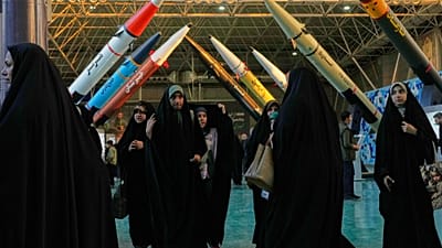 يزور الناس المنتزه الوطني للطيران والفضاء التابع للحرس الثوري، الواقع قرب طهران، إيران، يوم الخميس 13 نوفمبر 2025.