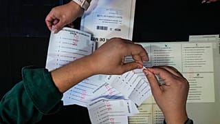 Elecciones de Chile - preparando papeletas 14 de noviembre de 2025