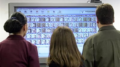 موظفو شركة Visionics Corp. في جيرسي سيتي، نيوجيرسي، ينظرون إلى شاشة كبيرة تعرض وجوههم في مكتب الشركة يوم الأربعاء 3 أكتوبر 2001.