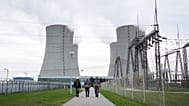Trabajadores caminan por las obras de la central nuclear de Dukovany, en la República Checa. 21 de octubre de 2025.