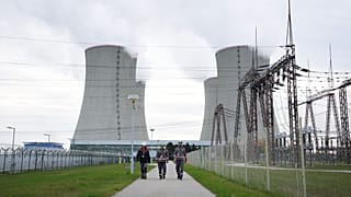 Operai camminano sul sito della centrale nucleare di Dukovany, nella Repubblica Ceca. 21 ottobre 2025.
